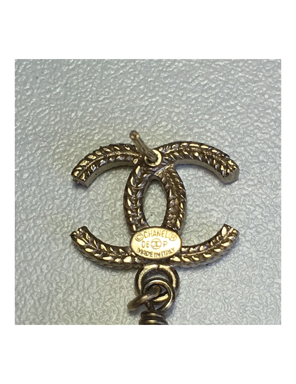 Boucles d'oreille clous CHANEL CC en métal doré et perle nacrée