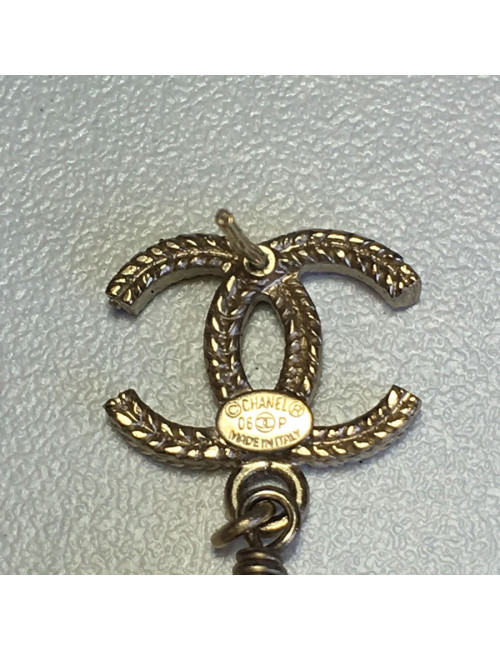 Boucles d'oreille clous CHANEL CC en métal doré et perle nacrée