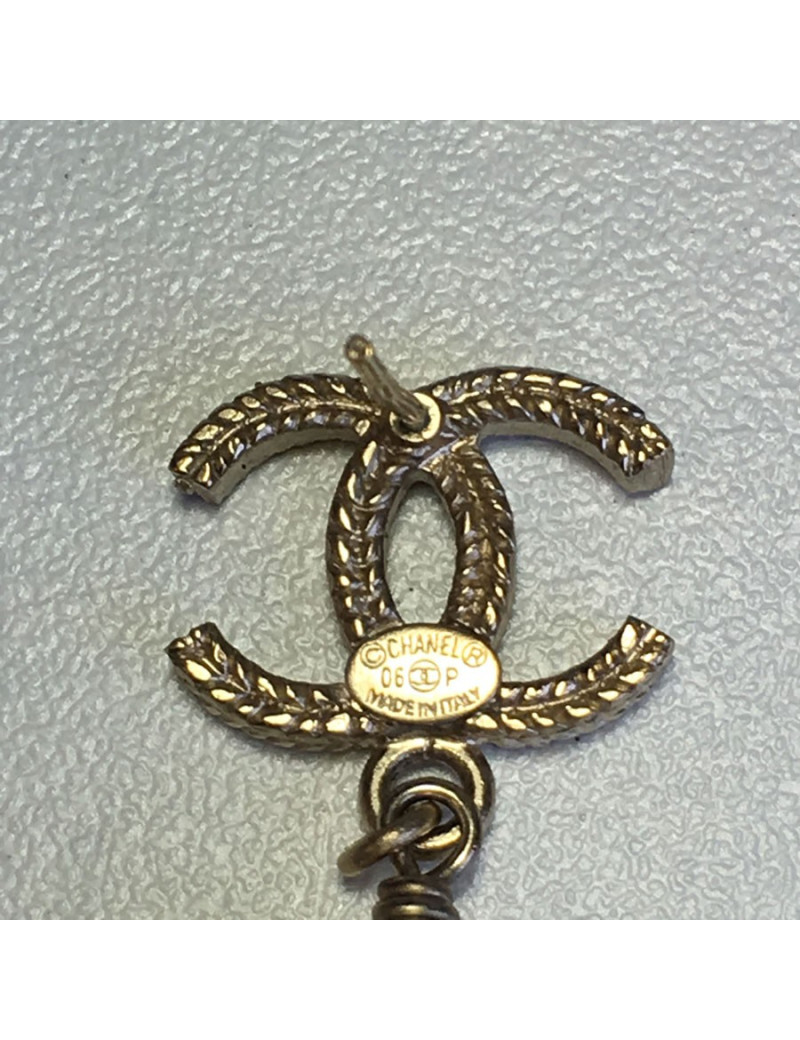 Nails gold and Pearly Pearl CHANEL CC earrings