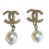 Nails gold and Pearly Pearl CHANEL CC earrings
