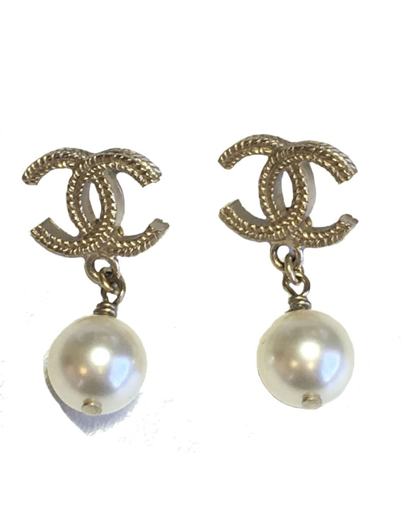Nails gold and Pearly Pearl CHANEL CC earrings