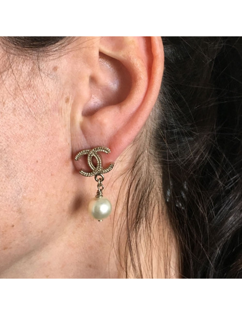 Boucles d'oreille clous CHANEL CC en métal doré et perle nacrée