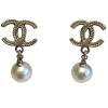 Nails gold and Pearly Pearl CHANEL CC earrings