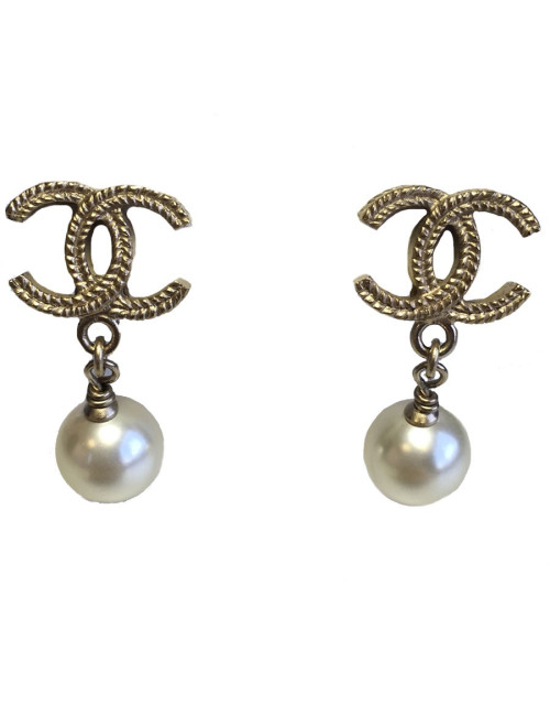 Boucles d'oreille clous CHANEL CC en métal doré et perle nacrée