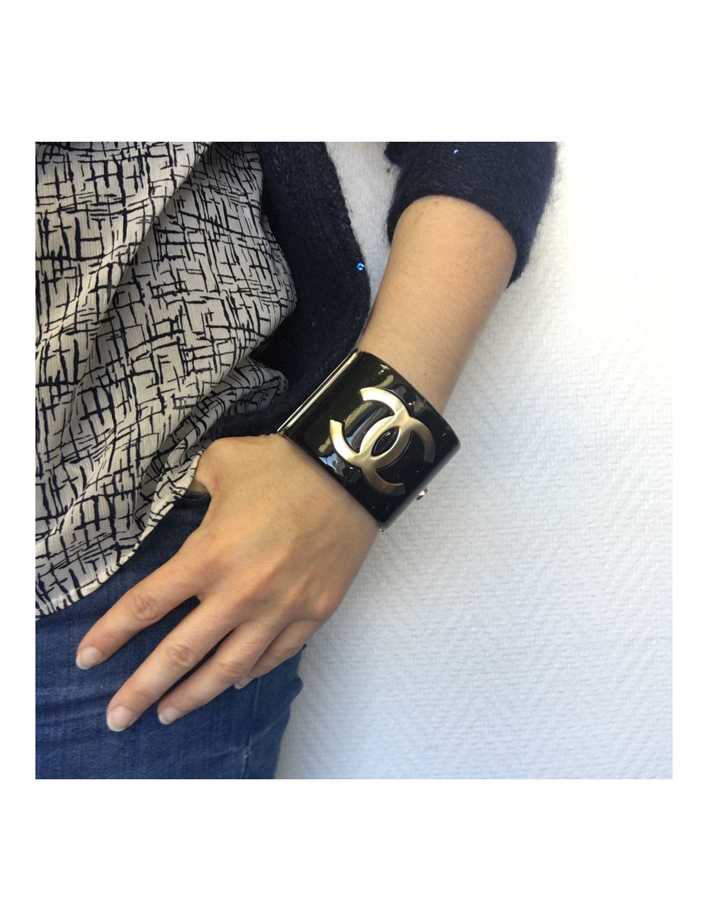 CHANEL Paris-Shanghai cufflinks in black lacquered resin and gold writing