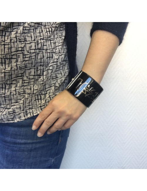 Manchette CHANEL Paris-Shanghai en résine laquée noire et écriture dorée