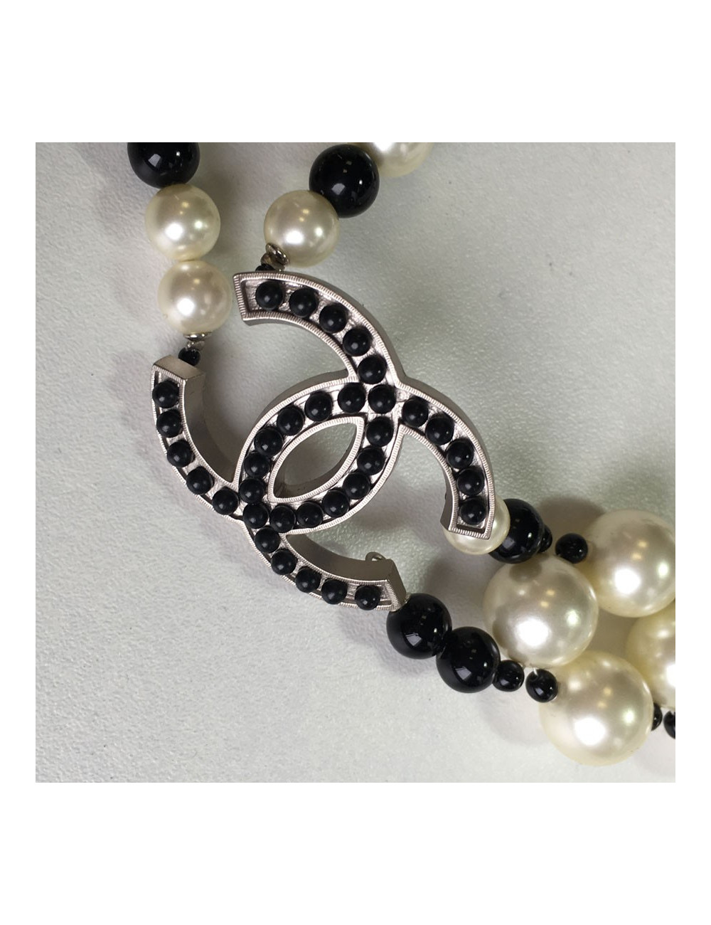 Ceinture-sautoir CHANEL en perles nacrées et noires