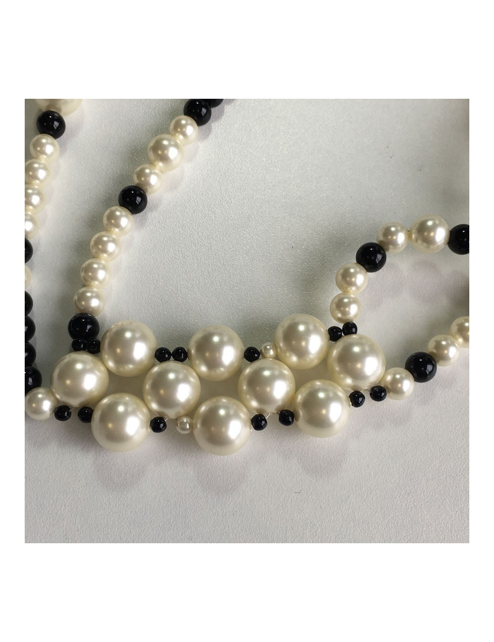 Ceinture-sautoir CHANEL en perles nacrées et noires