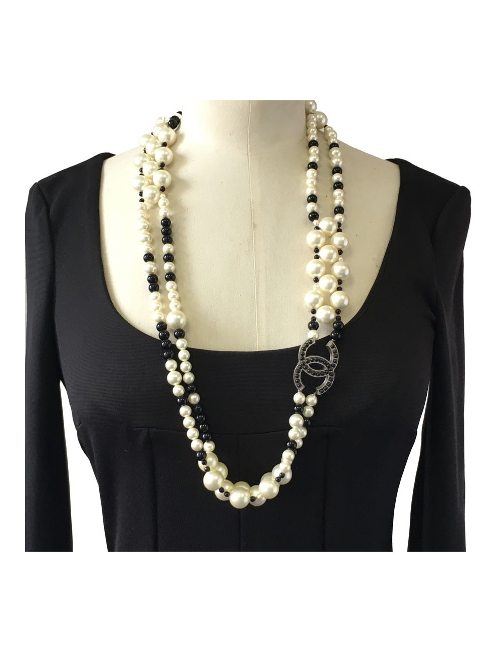 Ceinture-sautoir CHANEL en perles nacrées et noires