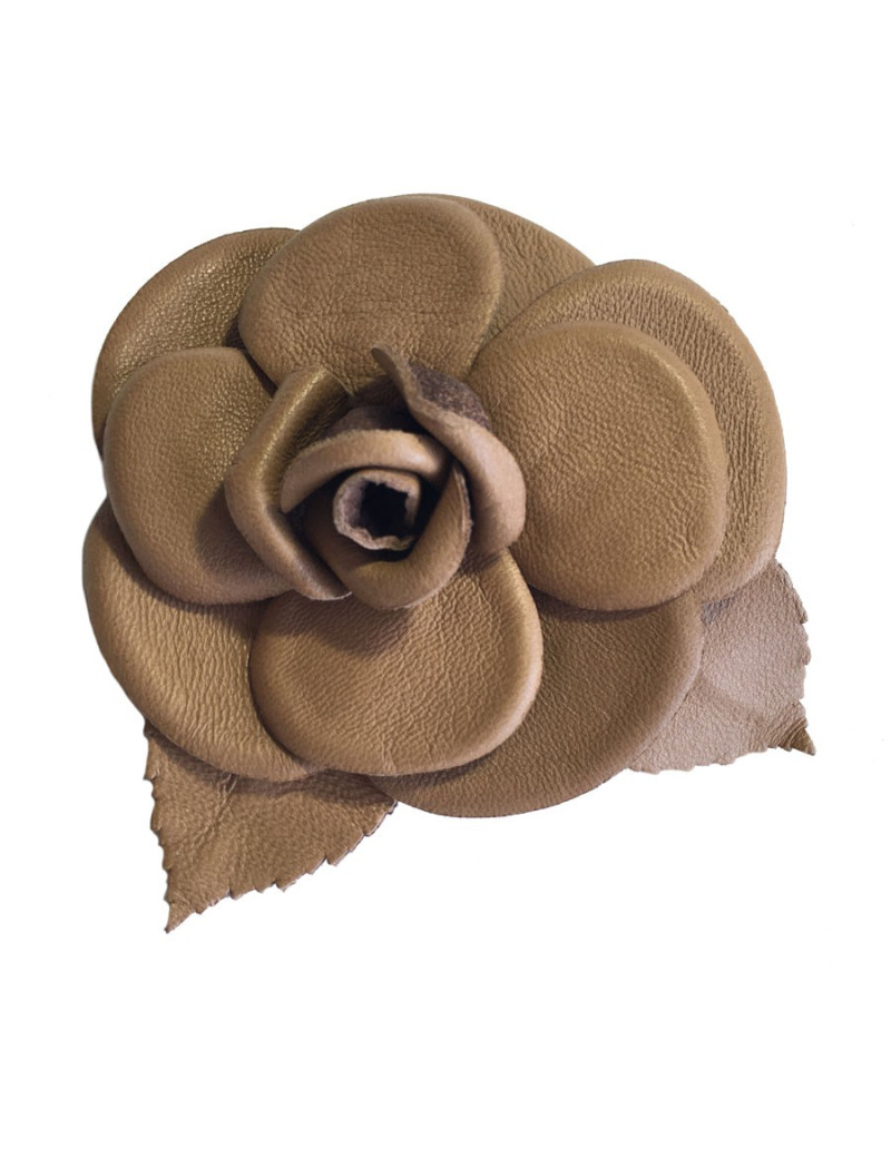 Broche Camélia CHANEL en cuir marron glacé