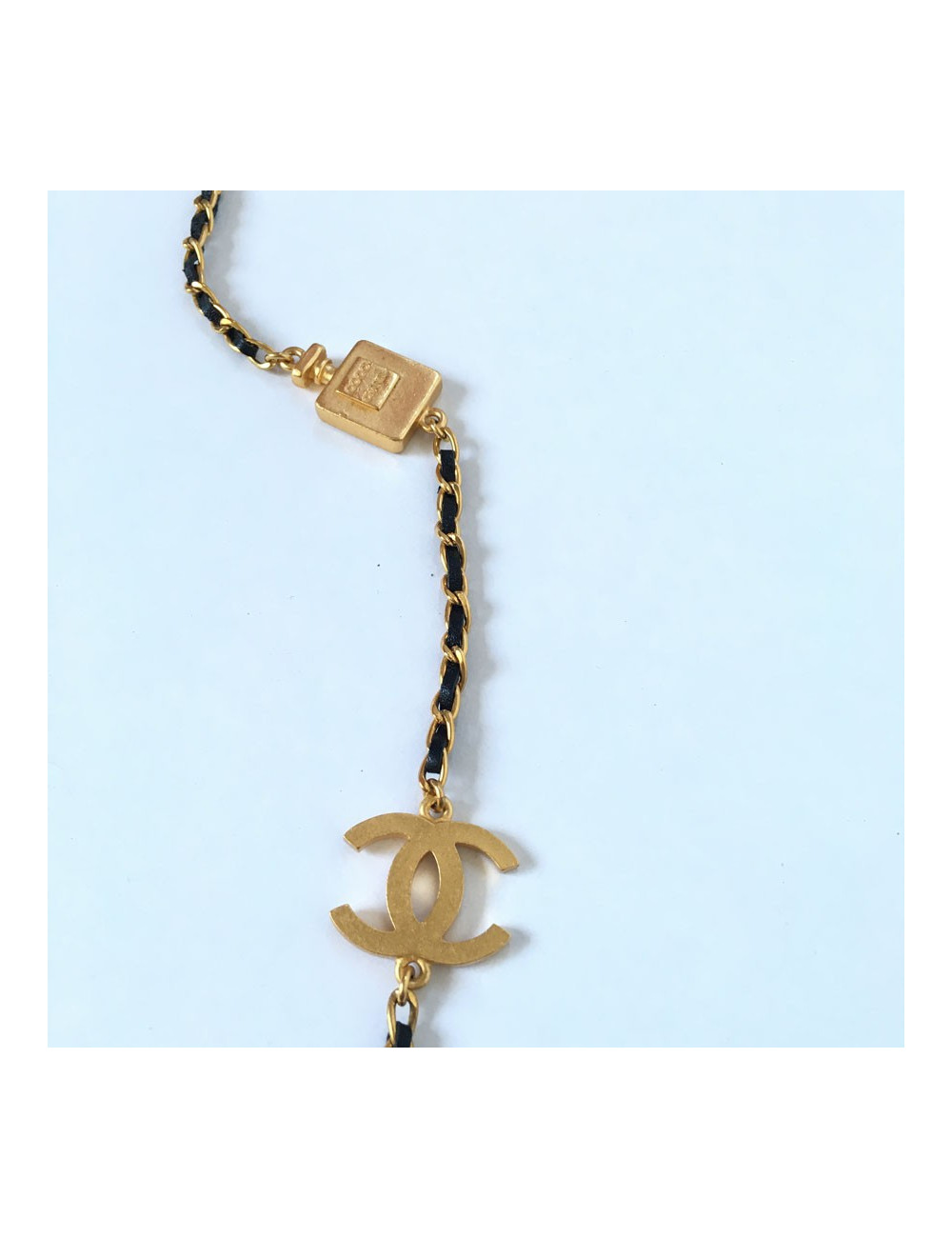 Sautoir CHANEL symboles en métal doré et lien en cuir noir