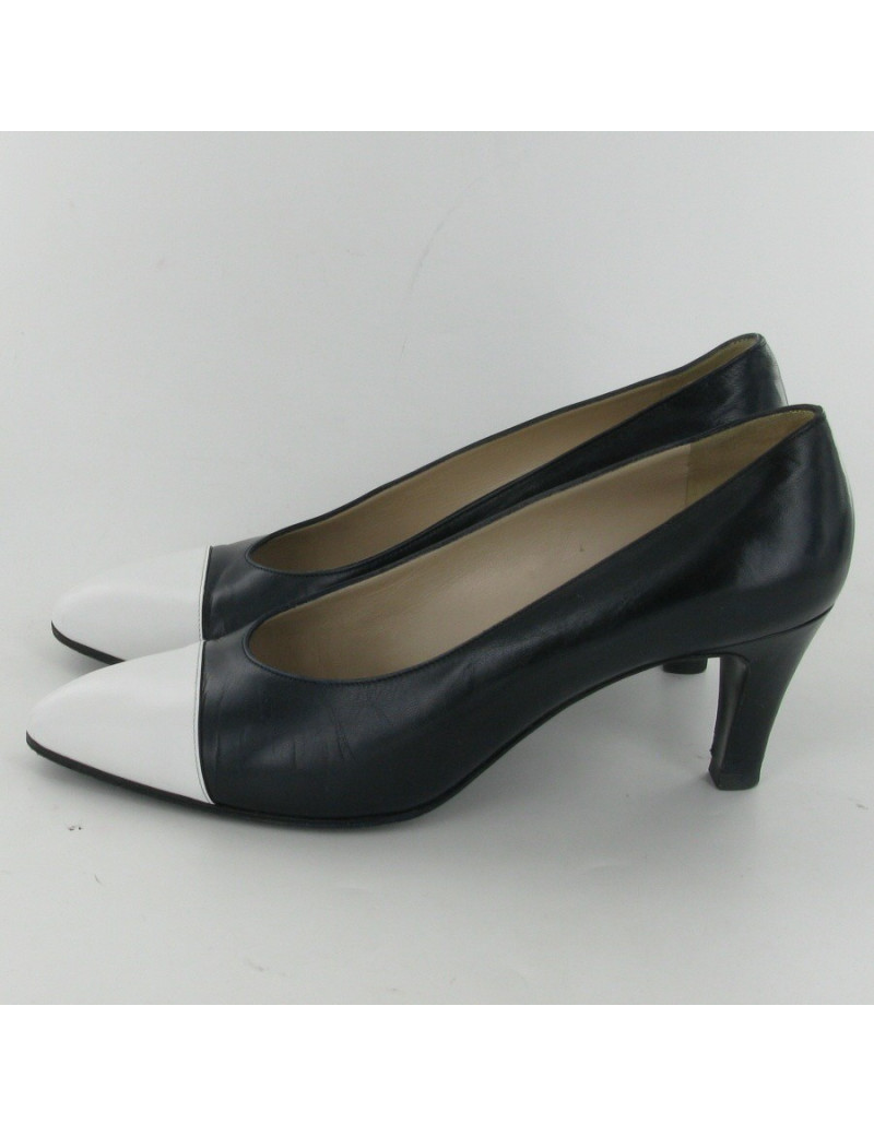 Escarpins en cuir bicolore T38 CHANEL