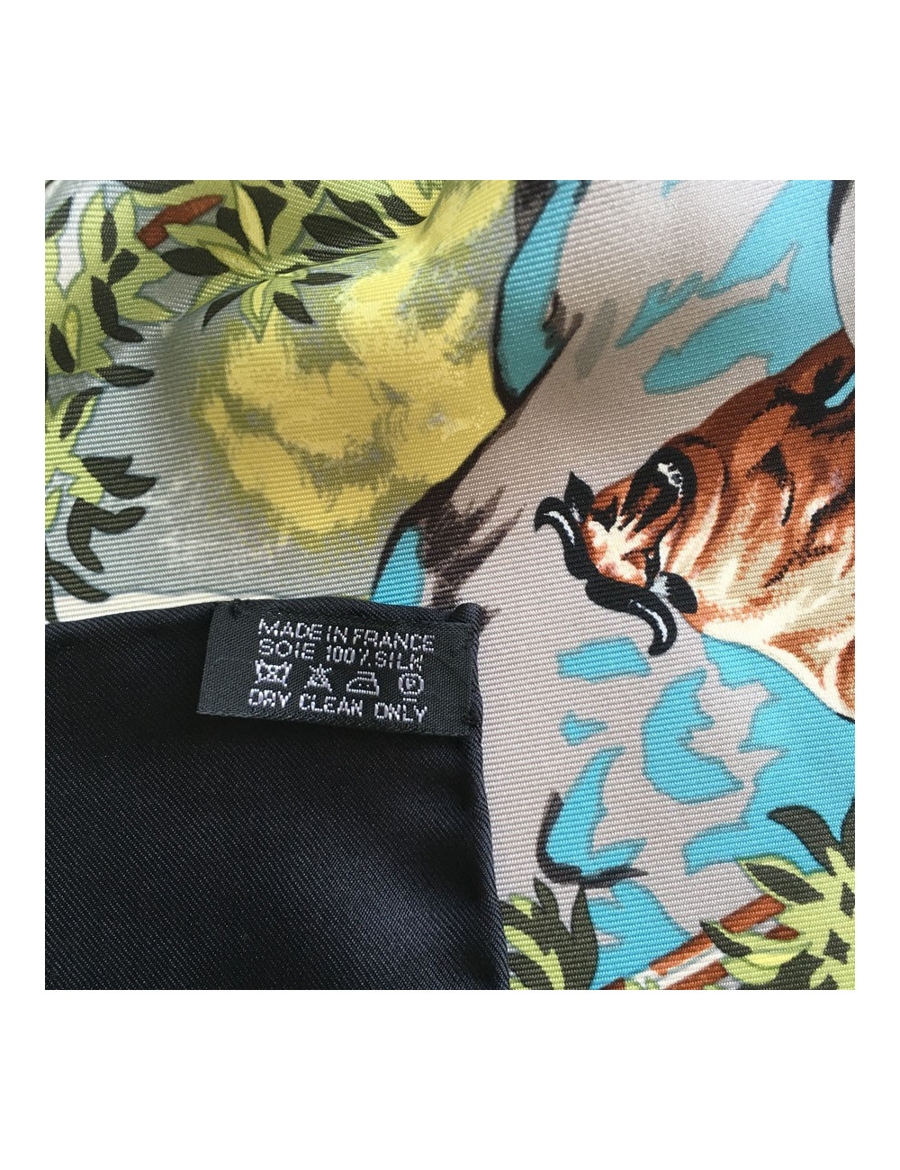 Carré HERMÈS "Sichuan" en soie multicolore