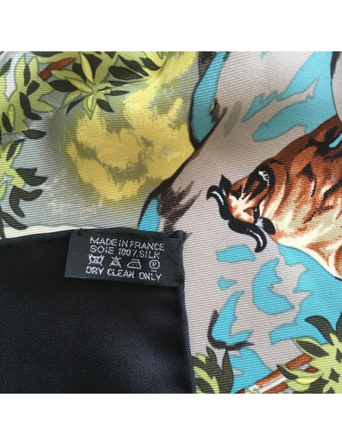 Carré HERMÈS "Sichuan" en soie multicolore