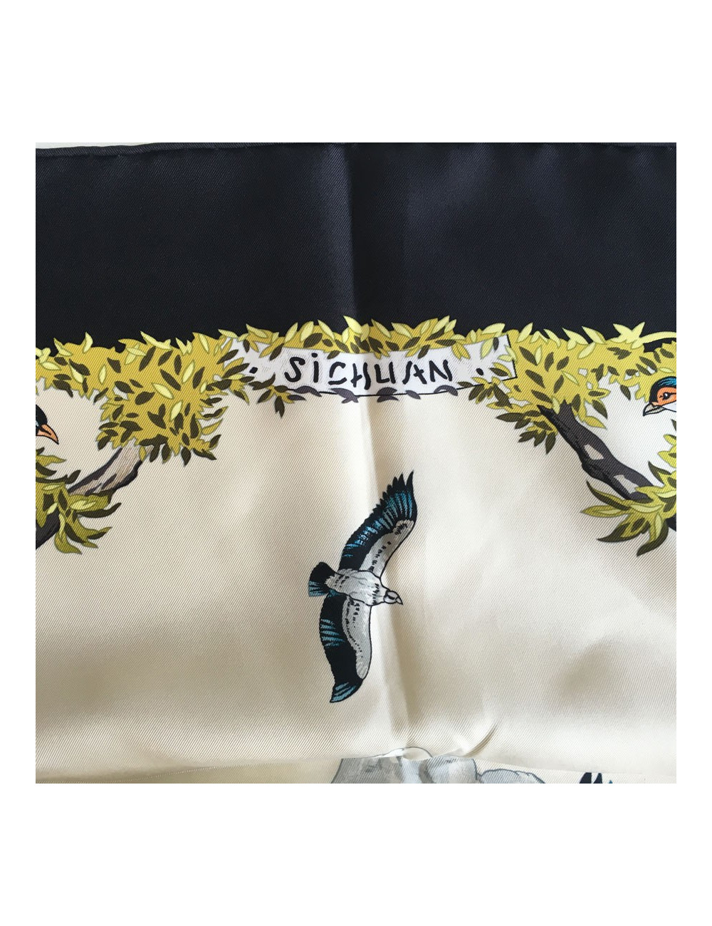 Carré HERMÈS "Sichuan" en soie multicolore