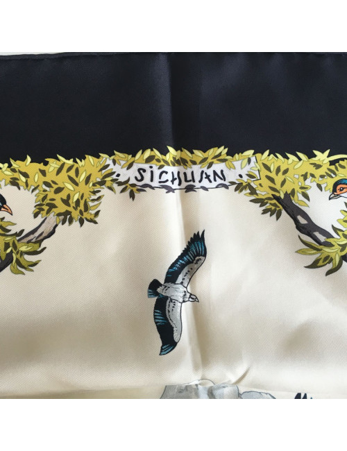 Carré HERMÈS "Sichuan" en soie multicolore