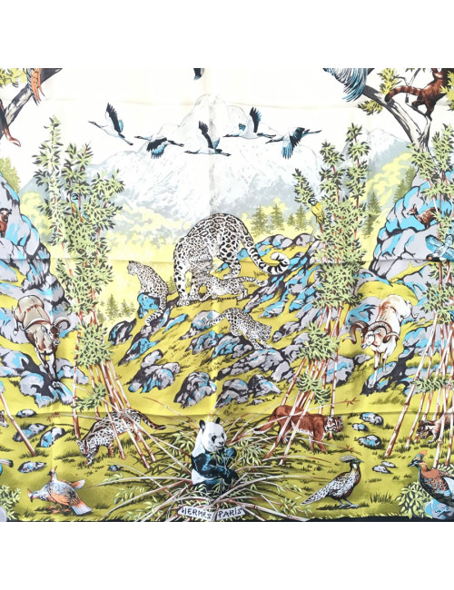 Carré HERMÈS "Sichuan" en soie multicolore