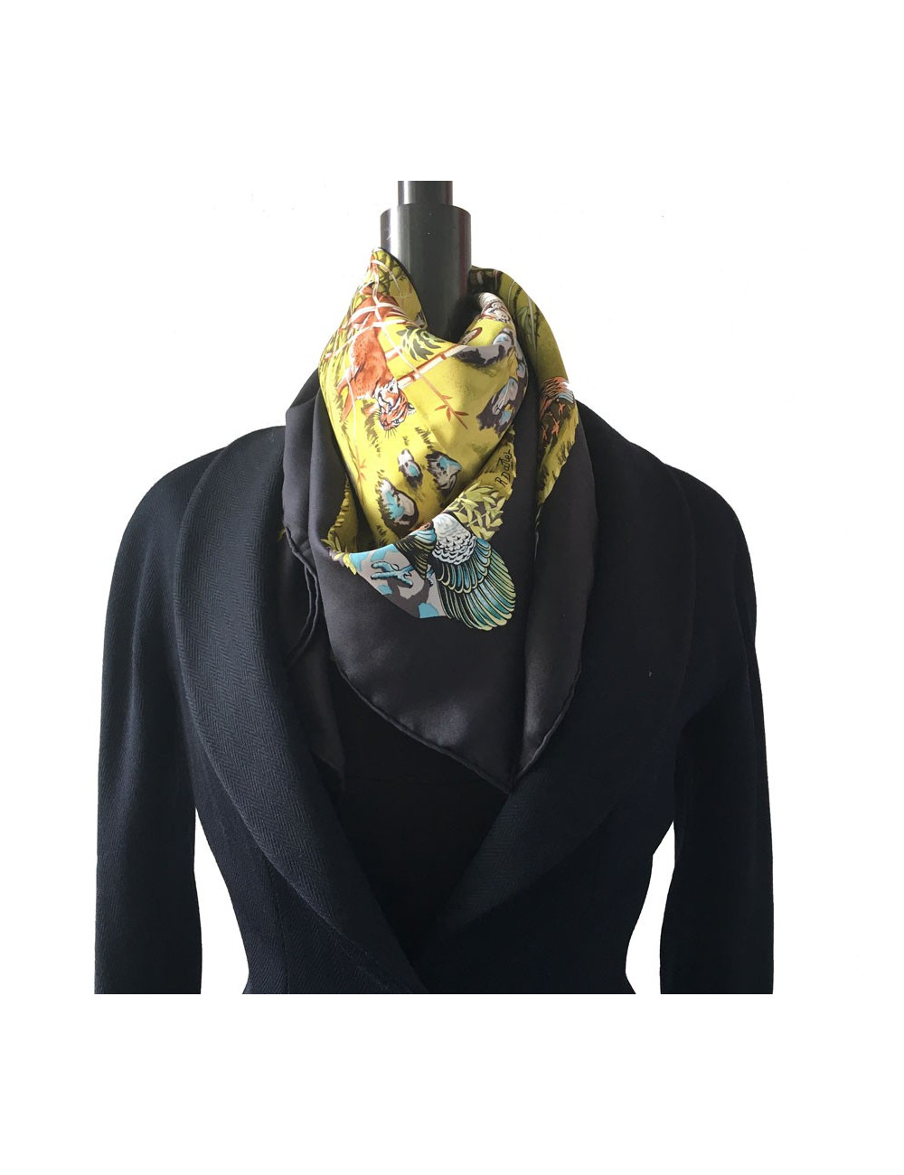 Carré HERMÈS "Sichuan" en soie multicolore