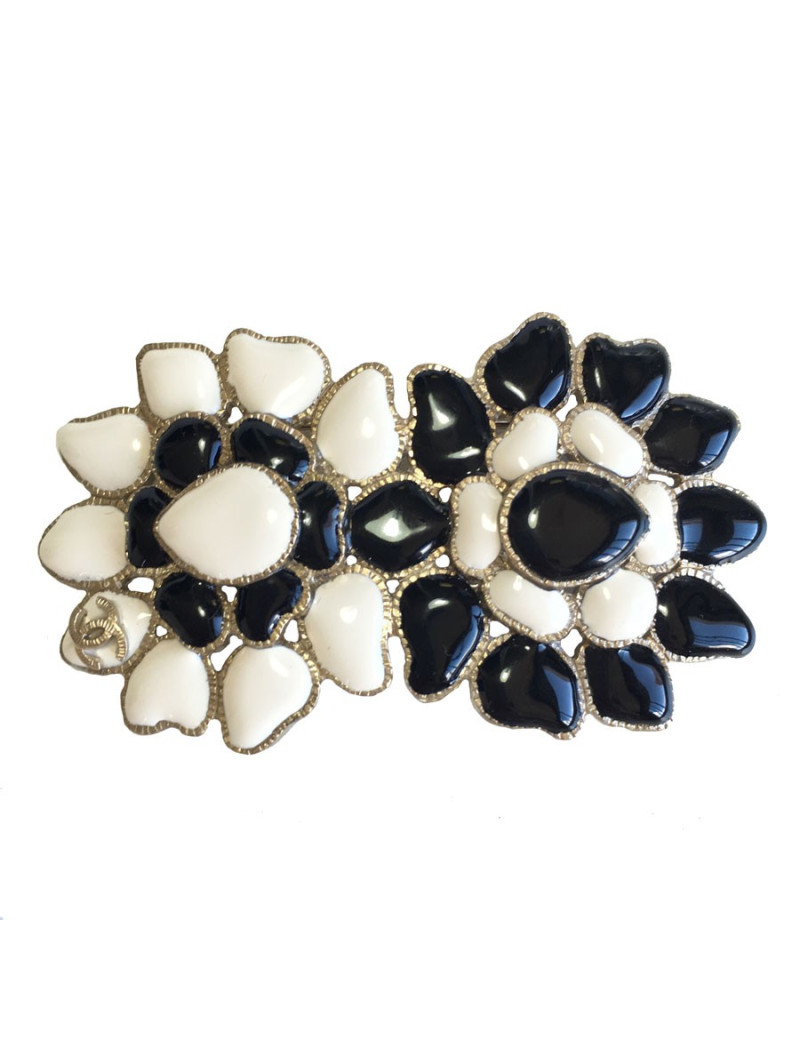 Broche CHANEL noire et blanche en métal doré