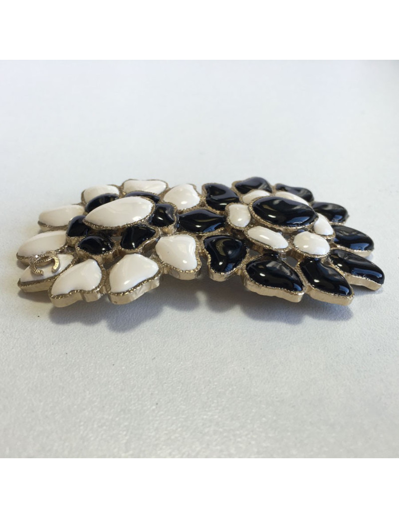 Broche CHANEL noire et blanche en métal doré