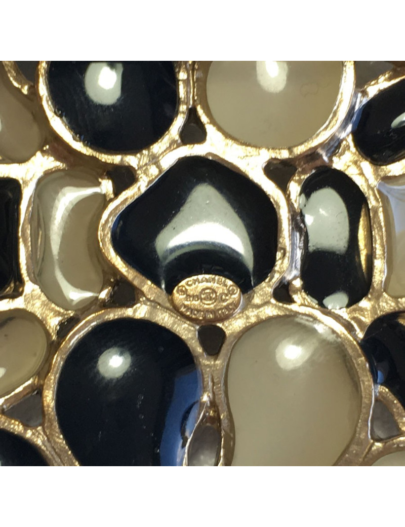 Broche CHANEL noire et blanche en métal doré