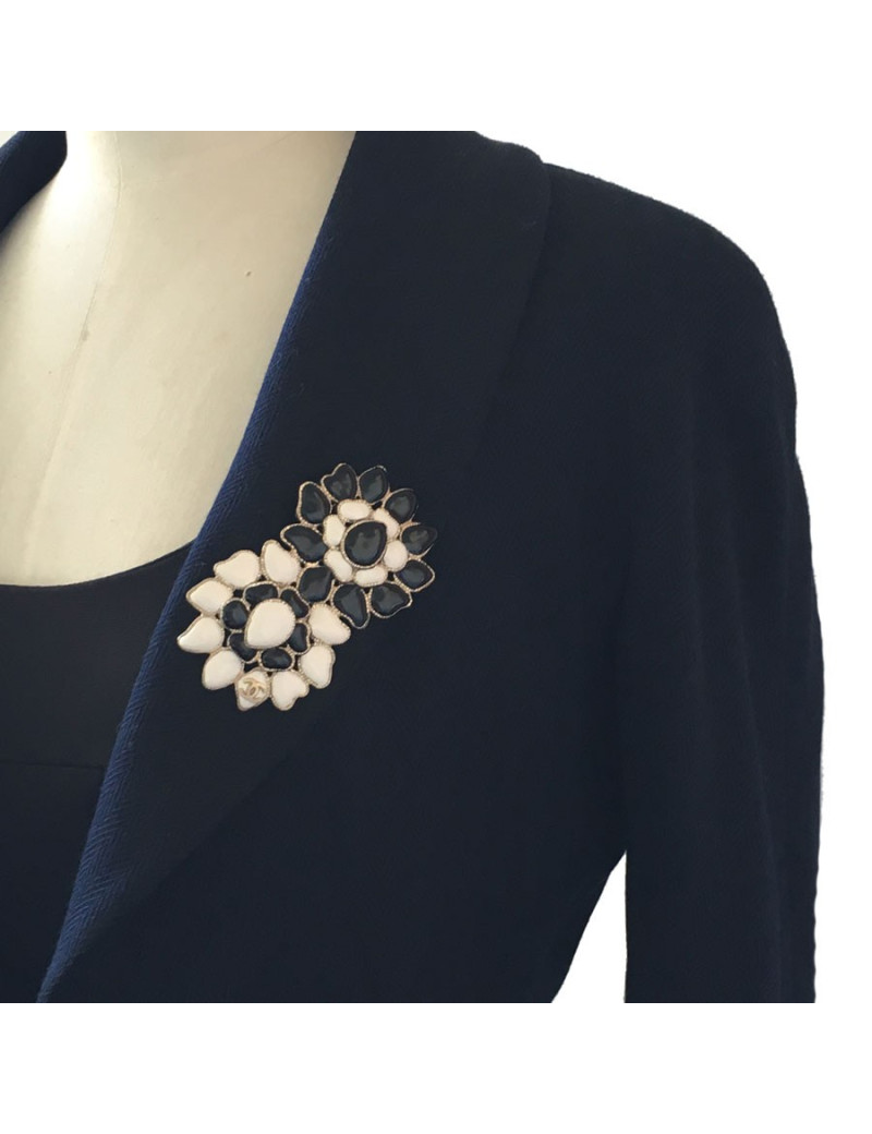 Broche CHANEL noire et blanche en métal doré