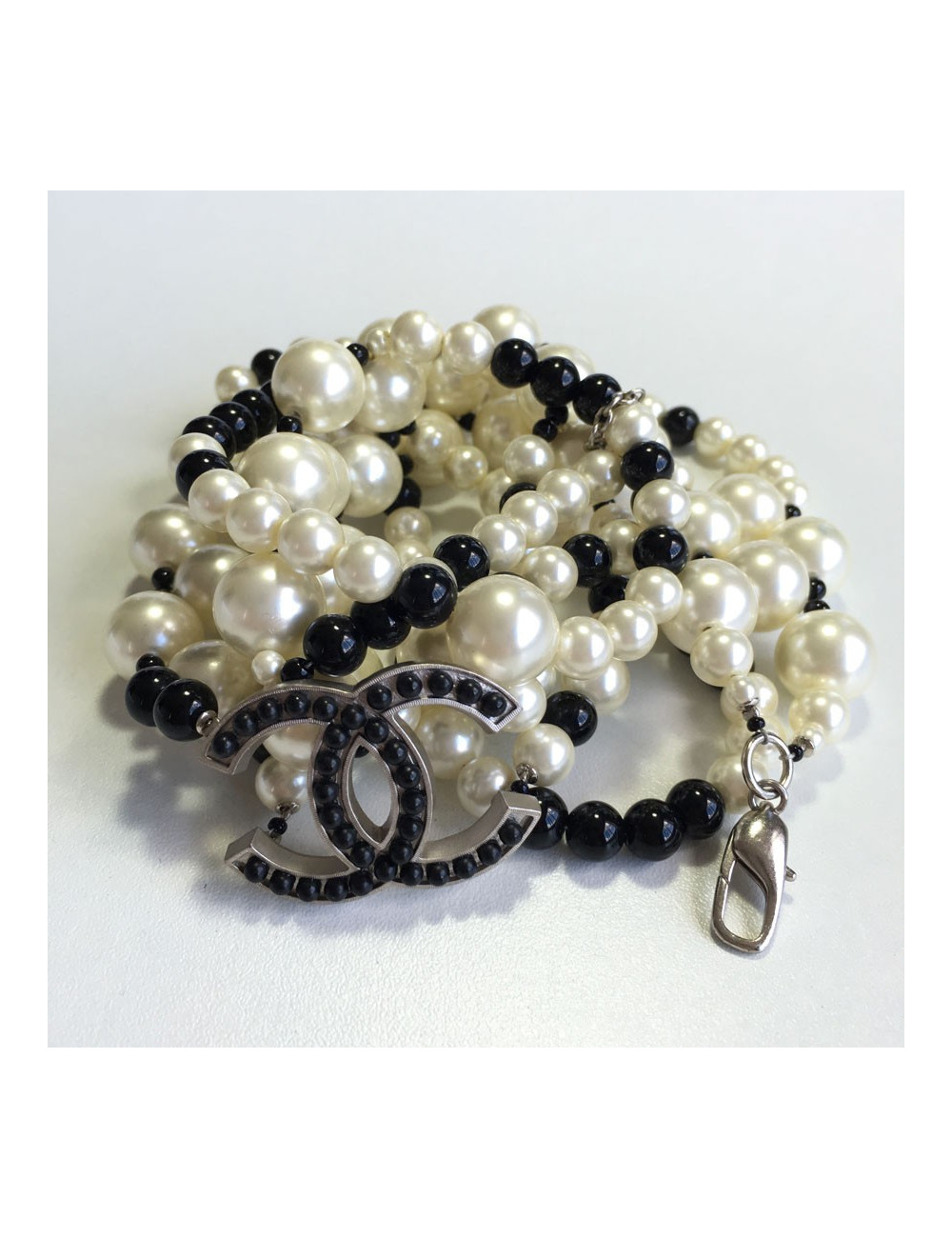 Ceinture-sautoir CHANEL en perles nacrées et noires