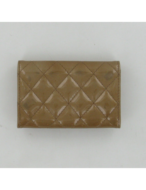 Porte monnaie en cuir verni matelassé CHANEL