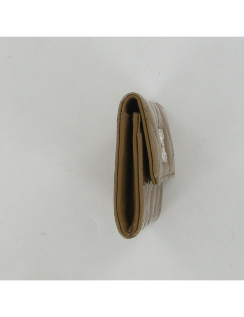 Porte monnaie en cuir verni matelassé CHANEL