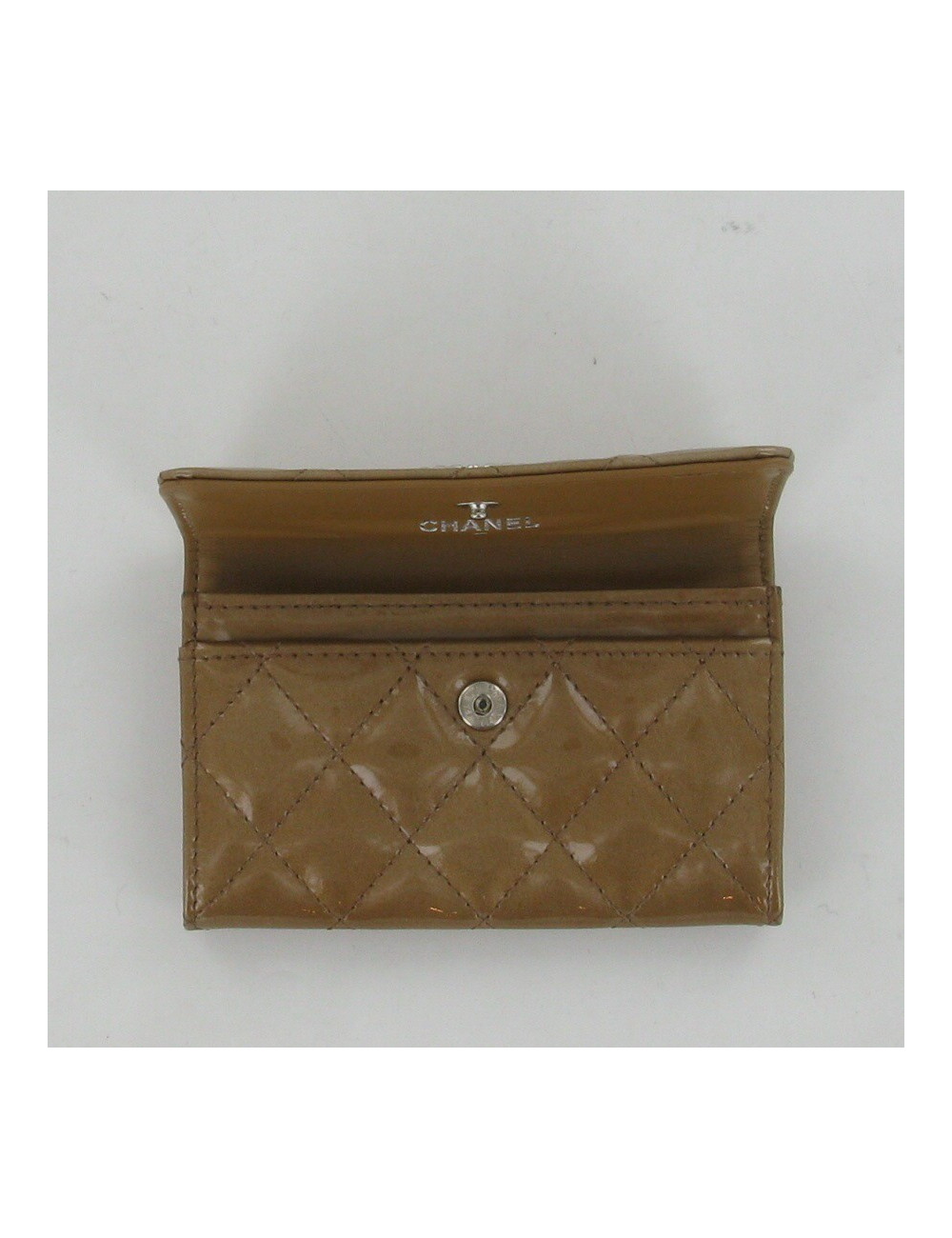 Porte monnaie en cuir verni matelassé CHANEL