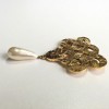 Broche CHANEL Vintage en métal doré et perle nacrée en pâte de verre