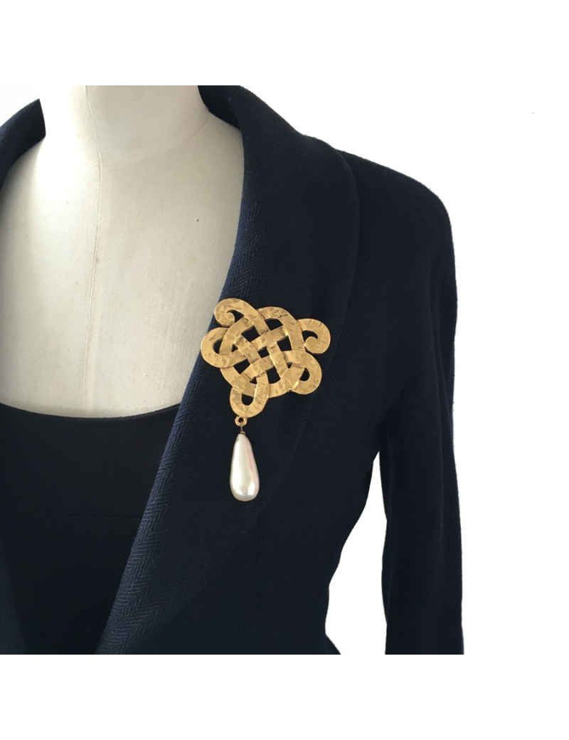 Broche CHANEL Vintage en métal doré et perle nacrée en pâte de verre