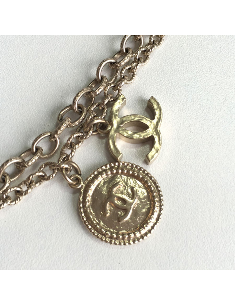 Sautoir CHANEL "100 ans" chaîne couleur or pâle et médaillons