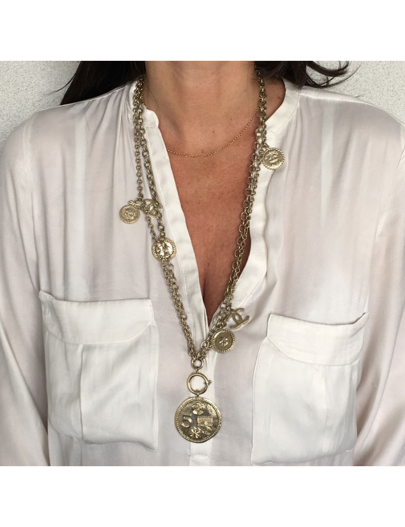 Sautoir CHANEL "100 ans" chaîne couleur or pâle et médaillons