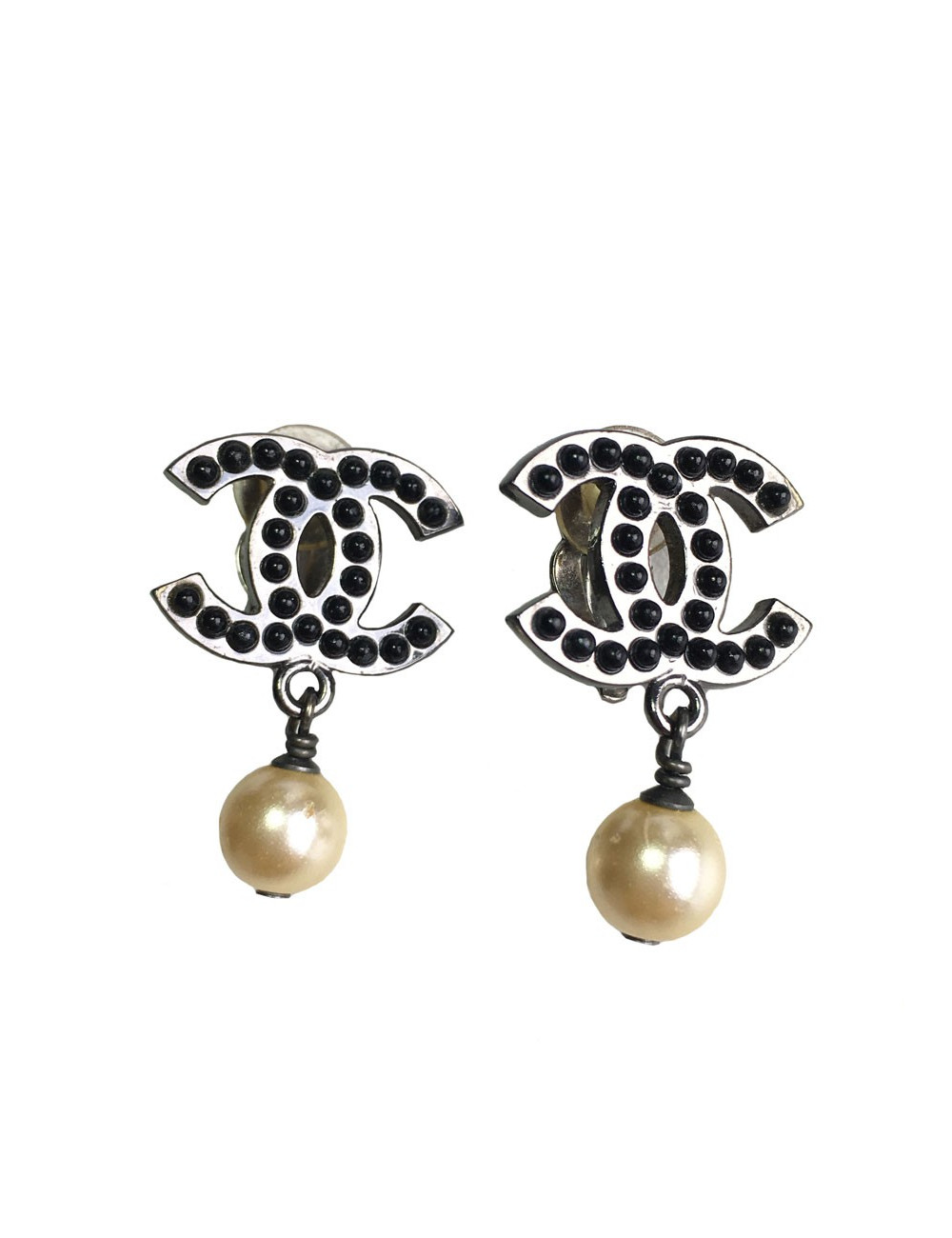 Boucles d'oreille clips CHANEL CC et perles nacrées