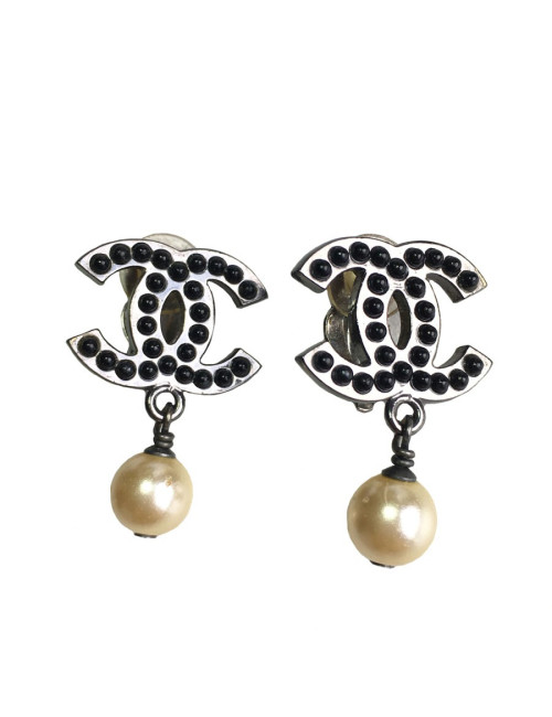 Boucles d'oreille clips CHANEL CC et perles nacrées