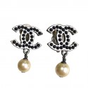 Clips CHANEL CC and beads earrings pearly