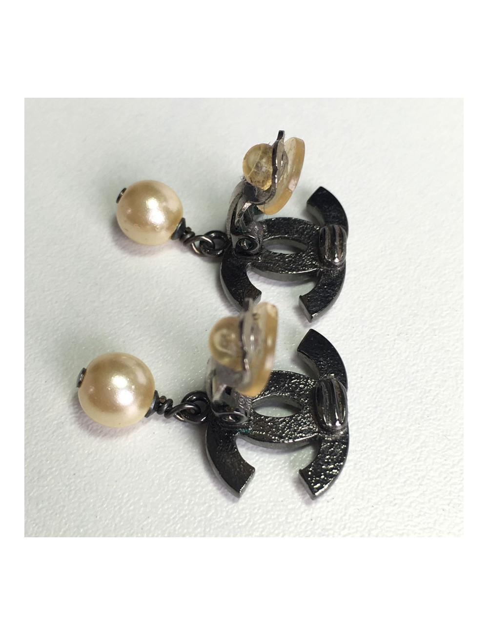 Boucles d'oreille clips CHANEL CC et perles nacrées