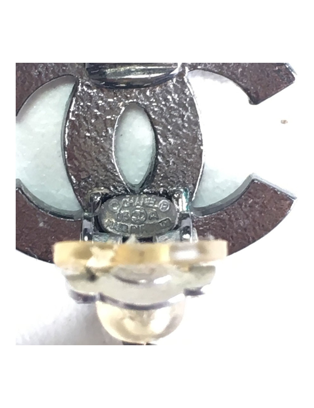 Boucles d'oreille clips CHANEL CC et perles nacrées