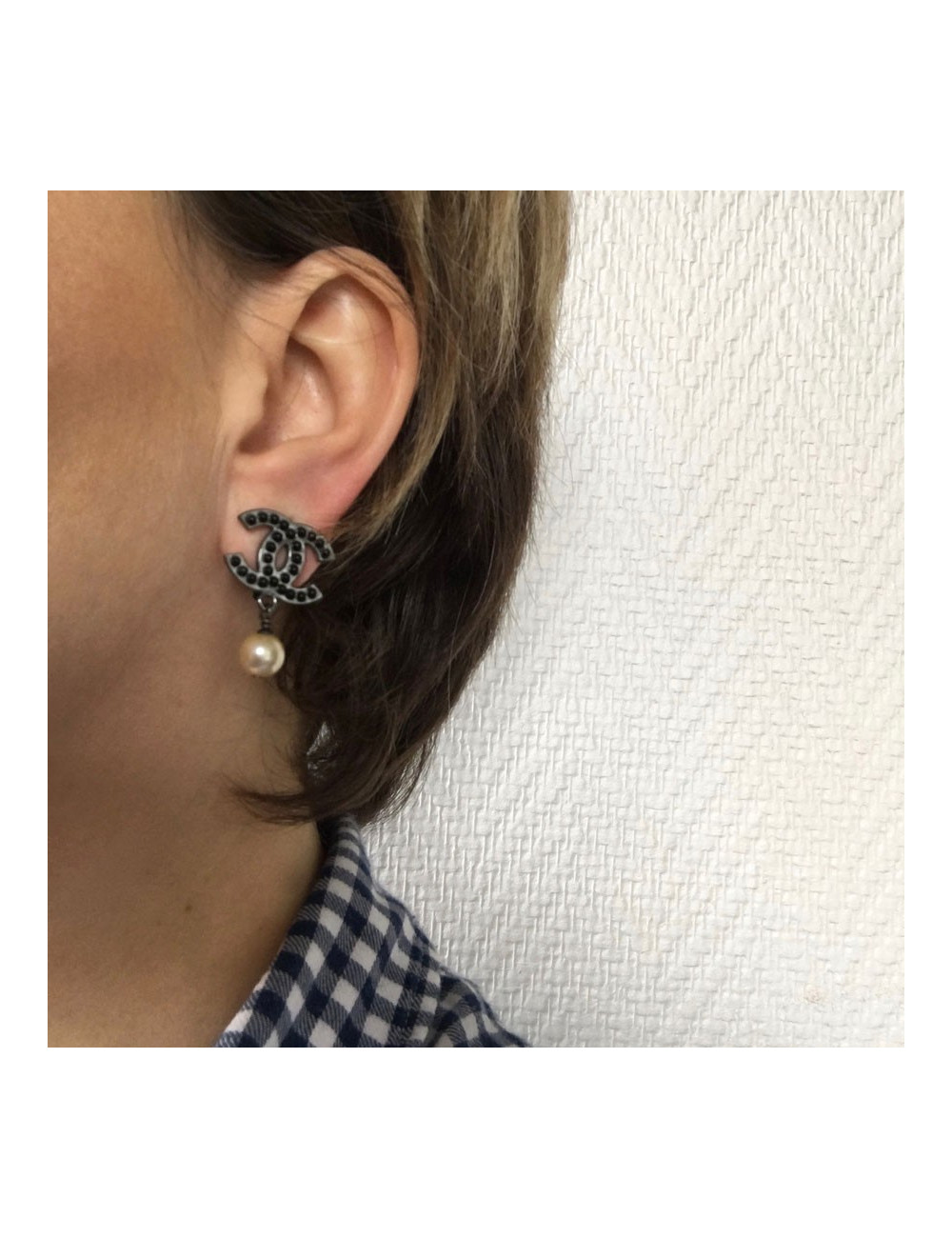 Boucles d'oreille clips CHANEL CC et perles nacrées