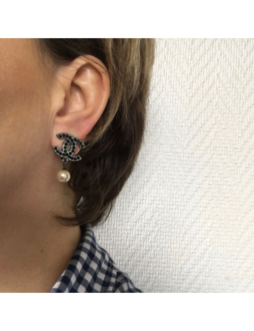 Boucles d'oreille clips CHANEL CC et perles nacrées