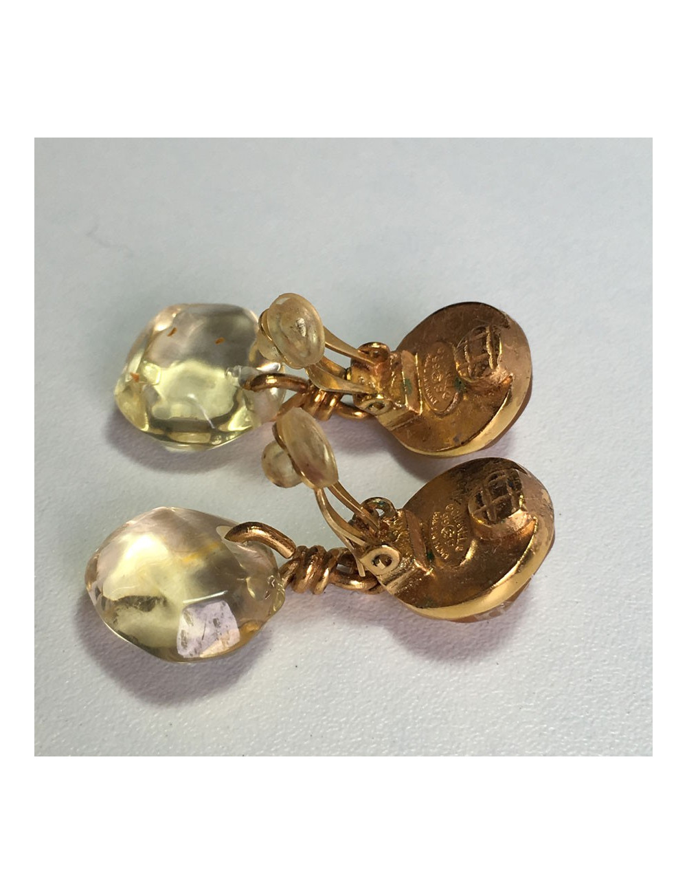 Boucles d'oreille clips CHANEL en métal doré et  couleur ambre