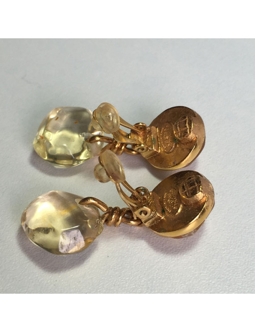 Boucles d'oreille clips CHANEL en métal doré et  couleur ambre