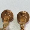 Boucles d'oreille clips CHANEL en métal doré et couleur ambre