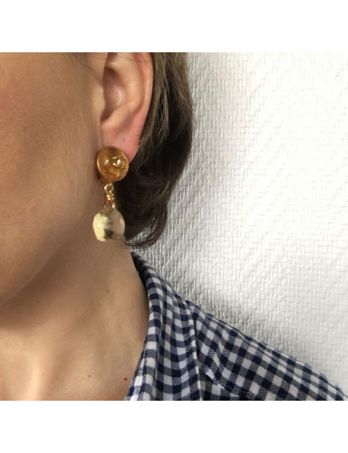 Boucles d'oreille clips CHANEL en métal doré et  couleur ambre
