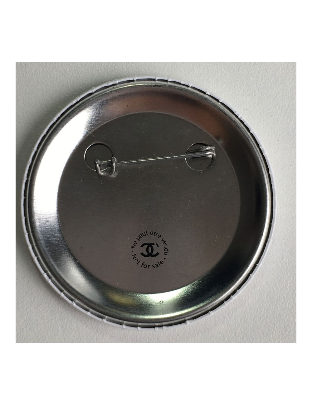 Pin's CHANEL rond en métal blanc