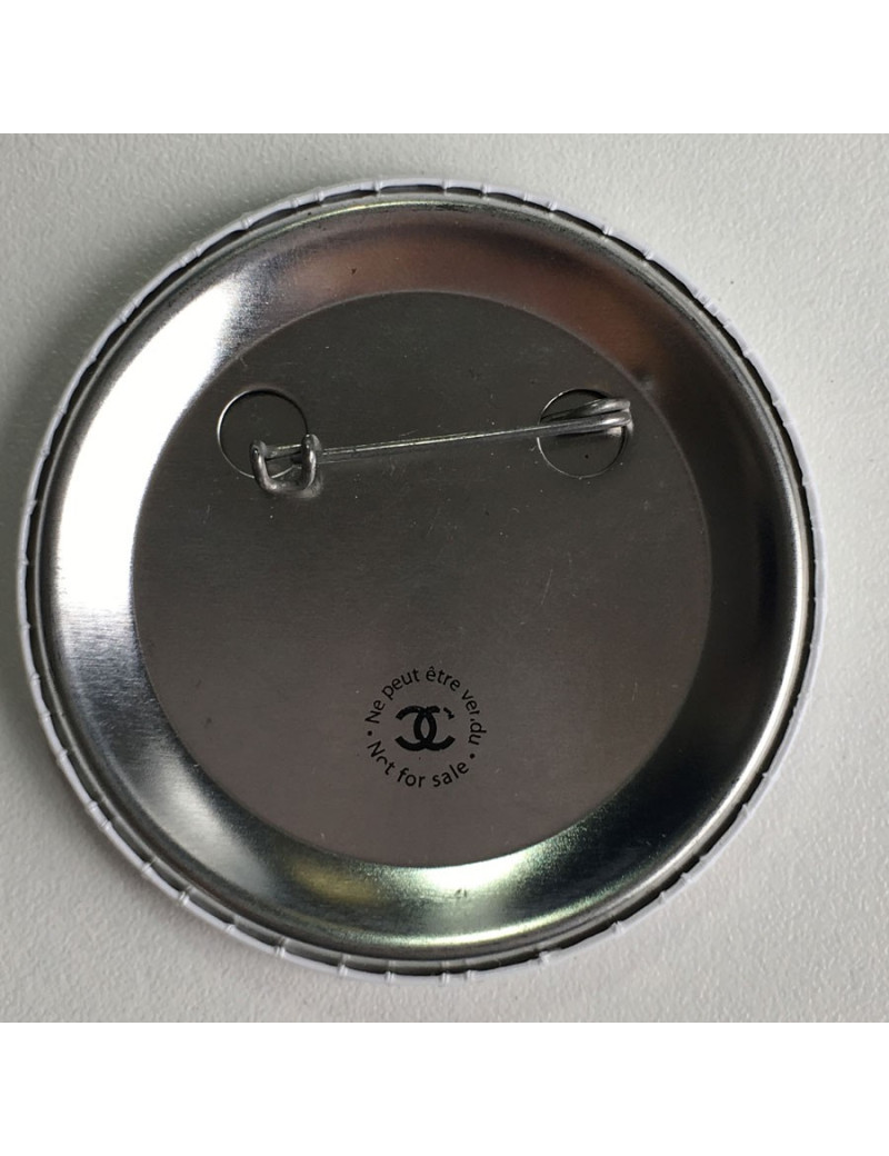  Pin's CHANEL rond en métal blanc