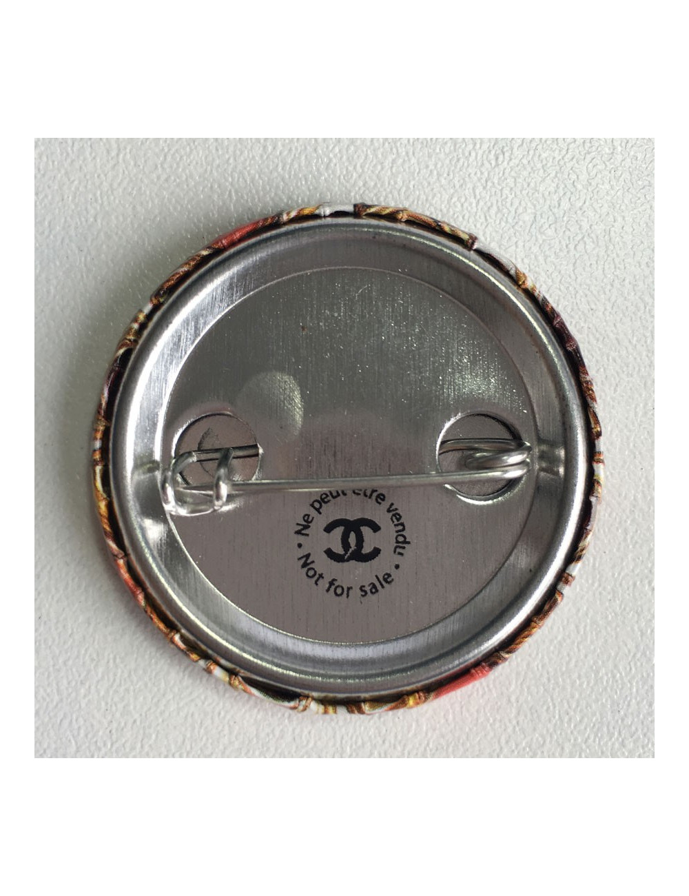 Pin s CHANEL rond en métal