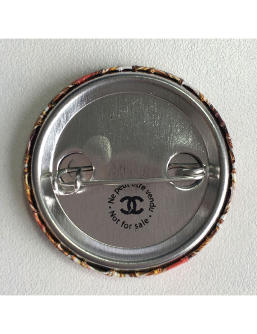 Pin s CHANEL rond en métal