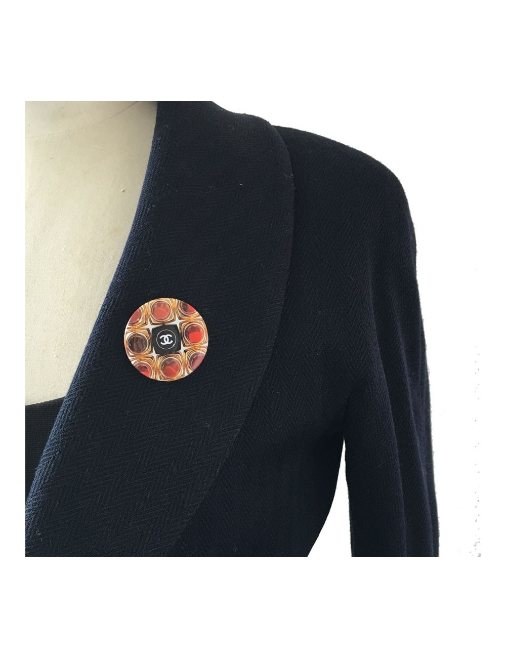 Pin s CHANEL rond en métal